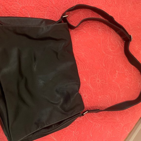 Kenneth Cole Handbags - Kenneth Cole Black Leather Messenger bag